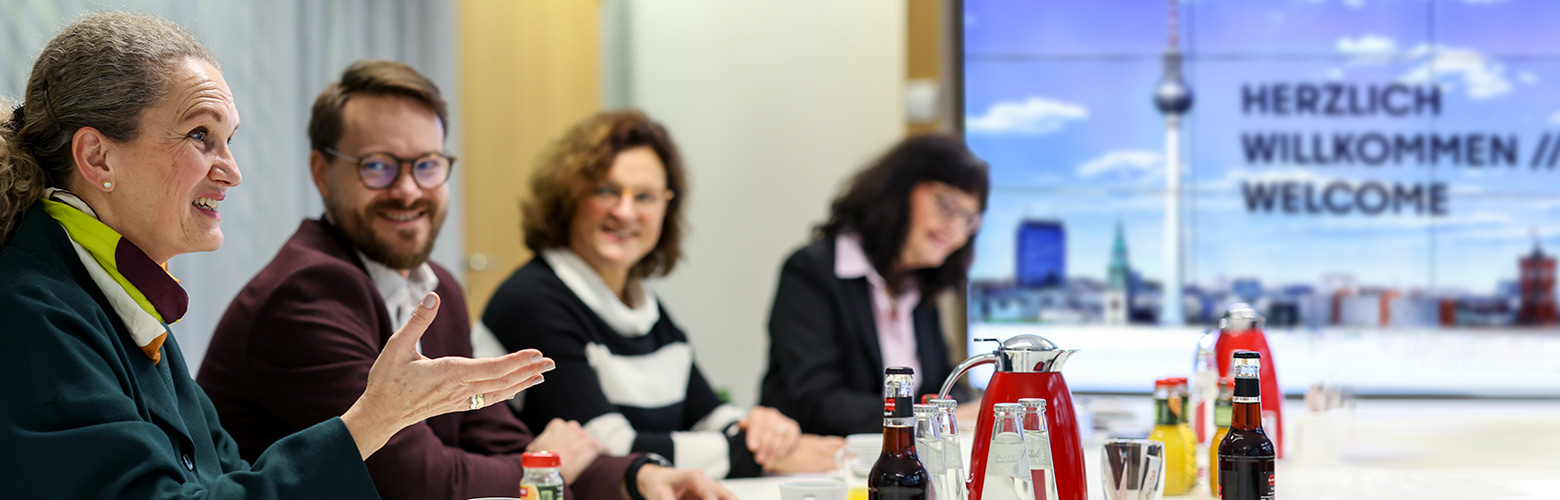 Drei Frauen und ein Mann im Beratungsgespräch im Berlin Business Location Center